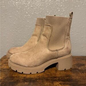 👢 NoBo Tan Chelsea Boots, size 9 👢